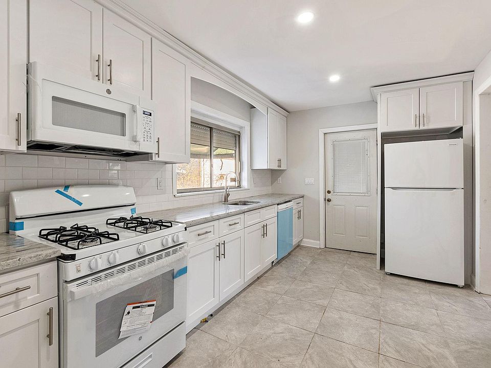 1st image of 236 Maple Pl Floor 1