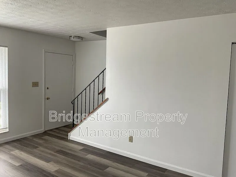 2 bed, 1.0 bath, $1,050 — Photo 3