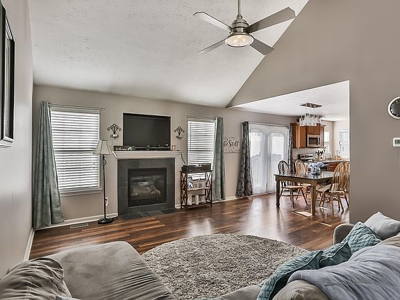 4th image of 38 N Country Dr