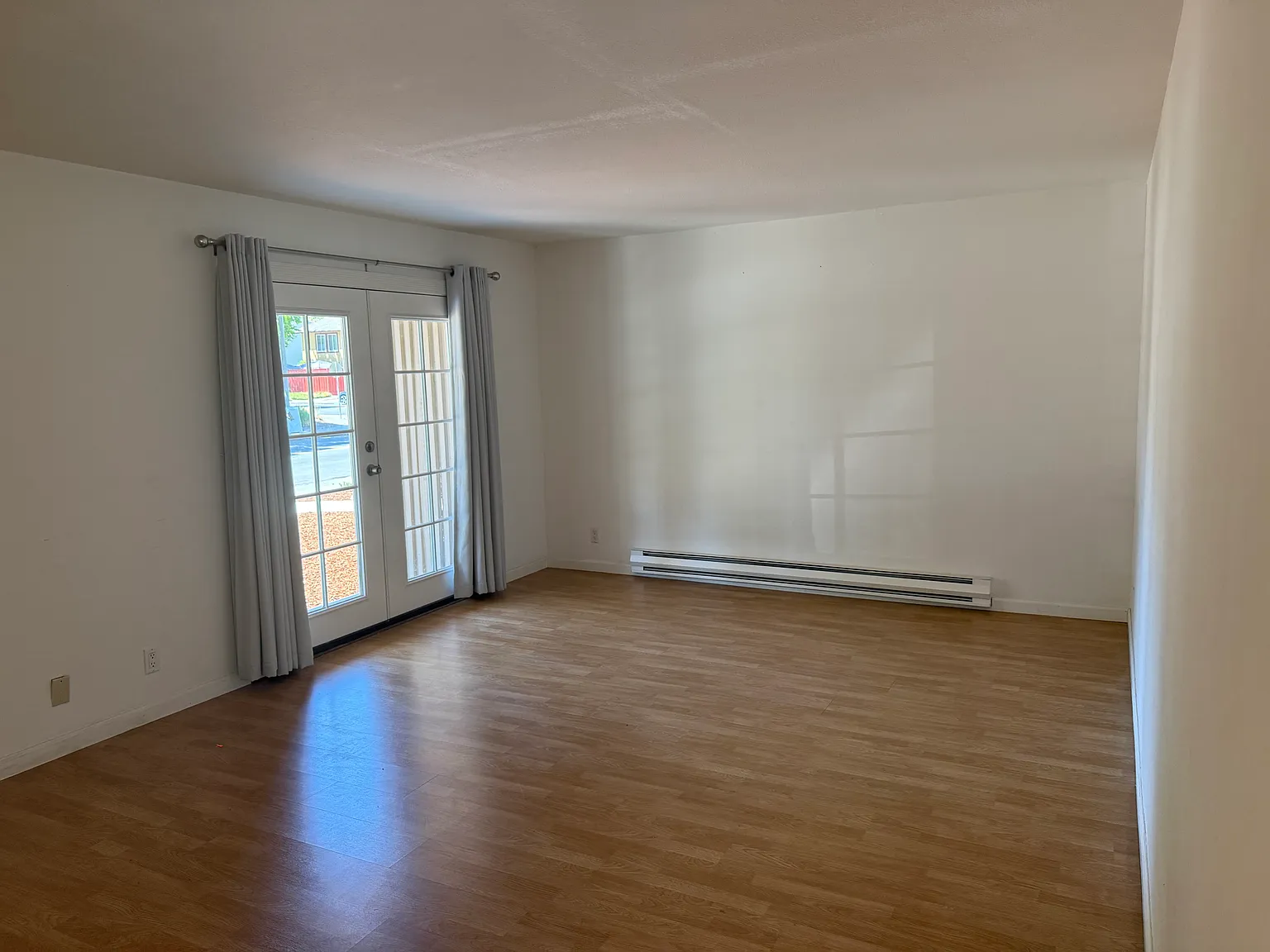 3 bed, 2.5 bath, 1300 sqft, $4,000 — Photo 4