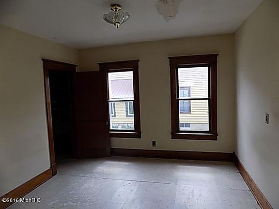 5th image of 505 S Main St