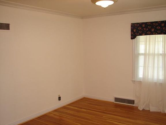 4th image of 810 N Sherman Ave