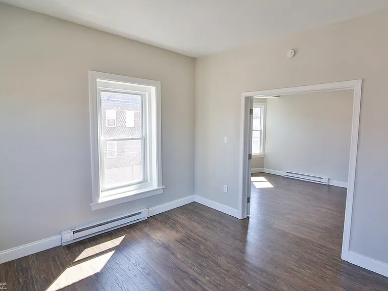 9th 302-304 N — Photo 10