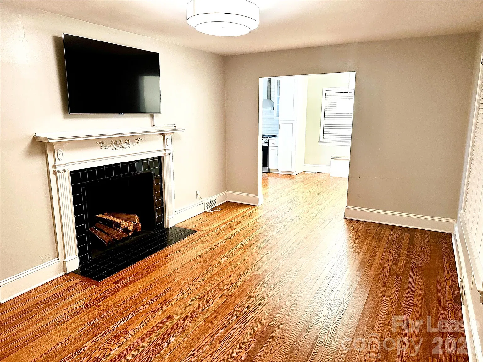 3 bed, 1.5 bath, 1243 sqft, $2,600 — Photo 4