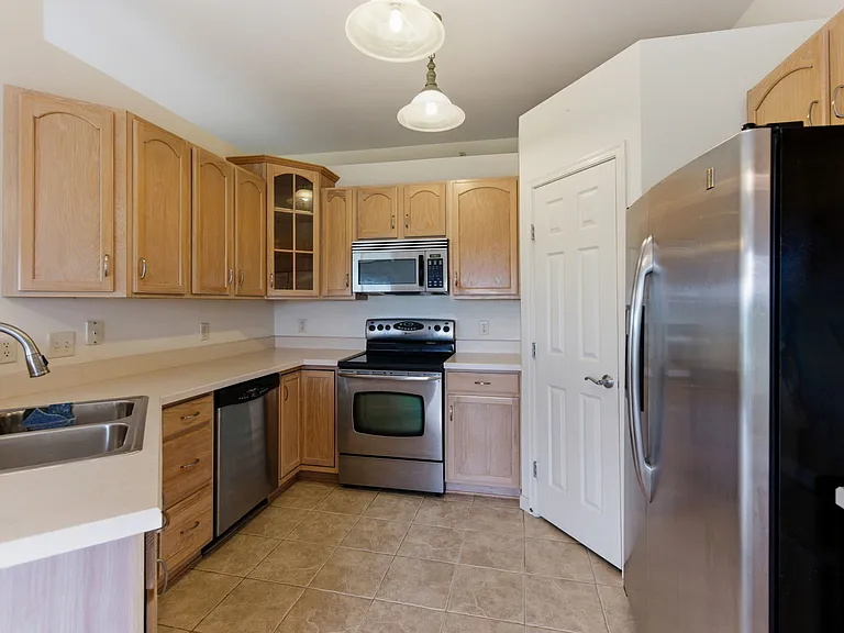 323 Skyview Ct — Photo 12