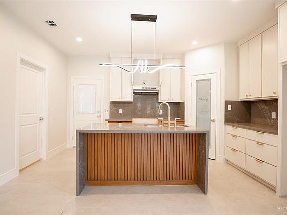 5th image of 1013 W Denver St