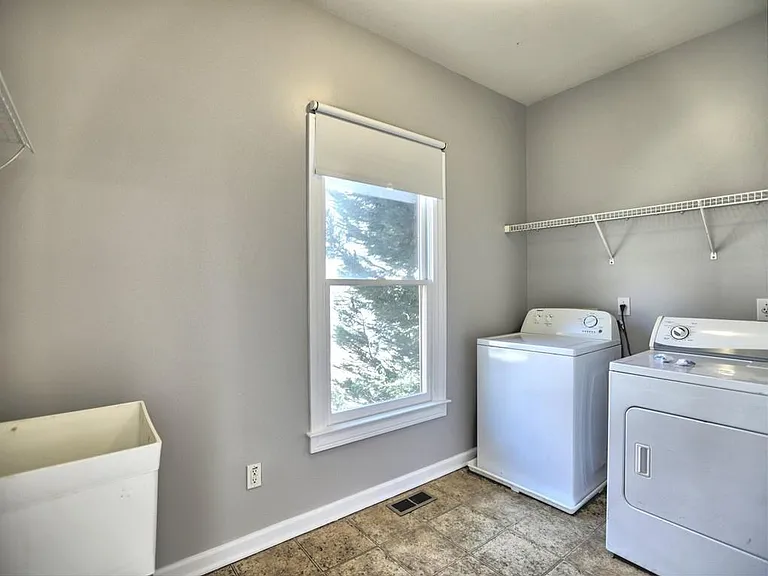 975 Odessa Dr NW — Photo 22