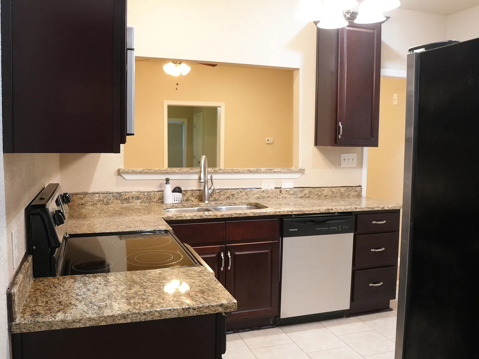 3 bed, 1570 sqft, $1,873 — Photo 4