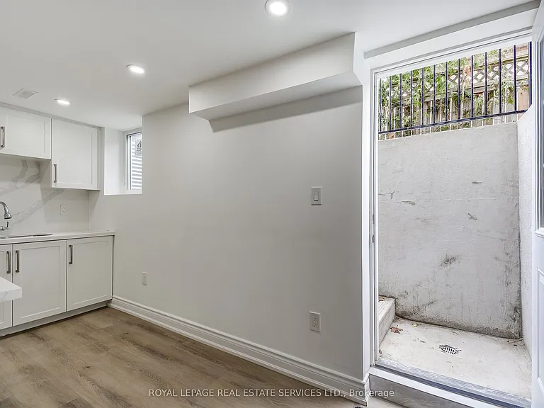 277 Mississaga St #LOWER — Photo 8