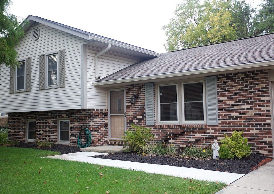 1st image of 825 Foxwood Dr