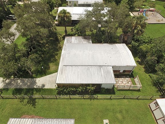 4th image of 648 Coral Cir