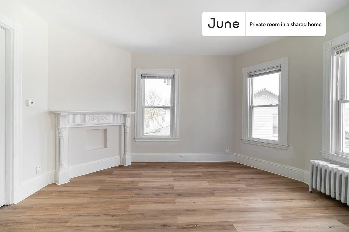 Queen bedroom in 3 bed/1 bath home in Fort Hill #1851 C — Photo 2