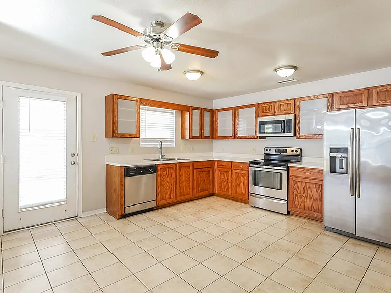 831 Skywatch Ln — Photo 8