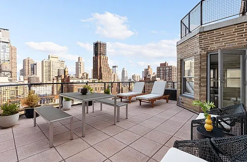 80 Park Ave #19N Photo 1