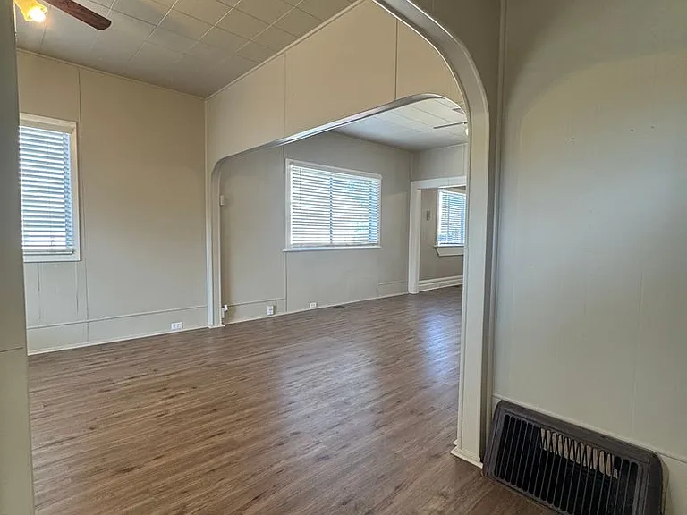 513 E Walnut St — Photo 6