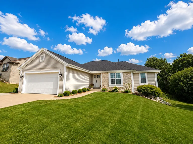 W143N9638 Amber Dr — Photo 1