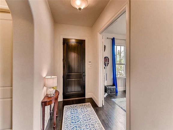4th image of 621 Surrey Ln