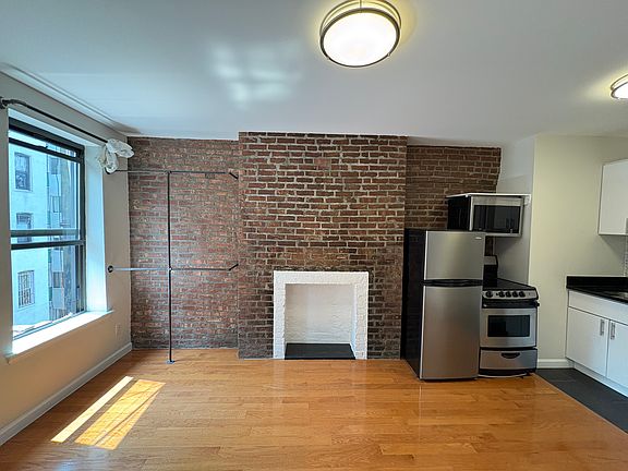 2nd image of 40 Ludlow St APT 14