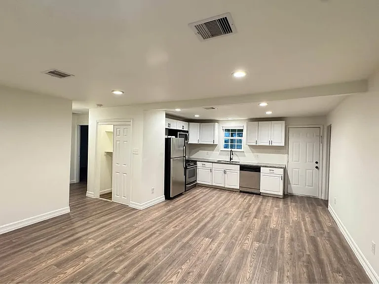 122 Oak St — Photo 1