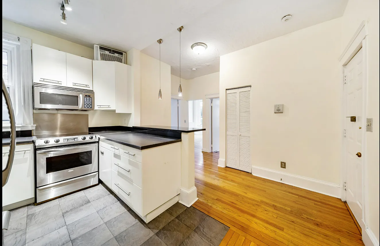 2 bed, 900 sqft, $3,600 — Photo 1