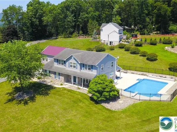 7725 Harbor Ct, Slatington, PA 18080