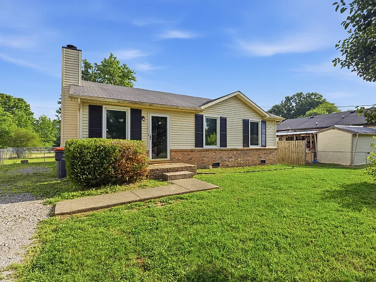 688 Debbie Dr — Photo 3