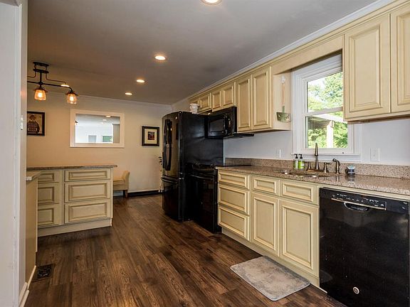 5th image of 173 Tuten Dr