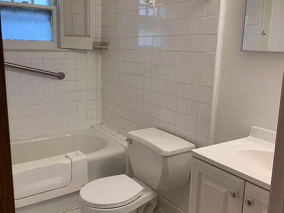 4th image of 214 Plainfield Ave Floor 1