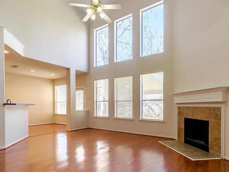 2918 Five Oaks Dr — Photo 2