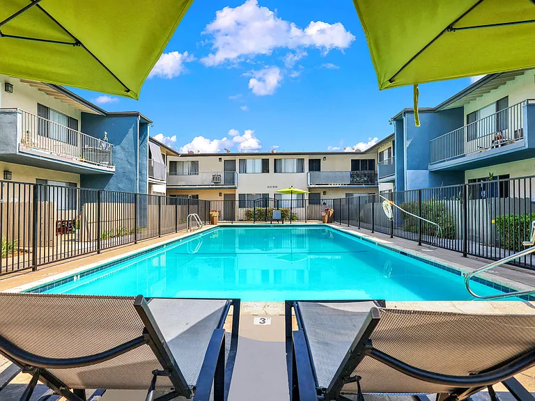Sunset Square Apartments — Photo 9