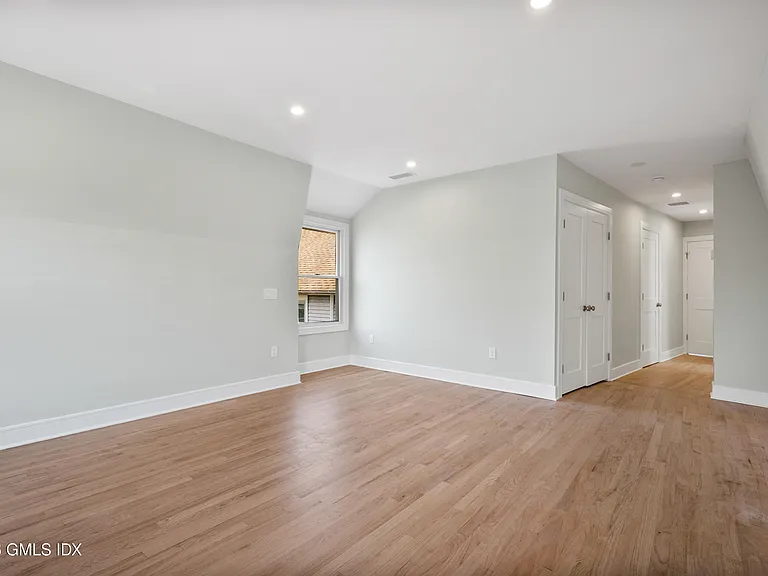 115 E Elm St — Photo 9