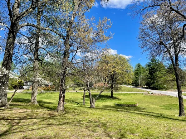 2500 E Manor Dr #1, Fayetteville, AR 72701