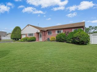 402 3rd St, Lindenhurst, NY 11757