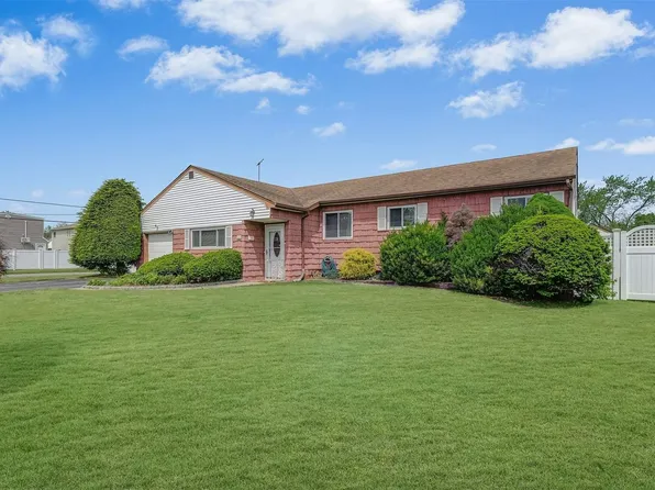 402 3rd Street, Lindenhurst, NY 11757