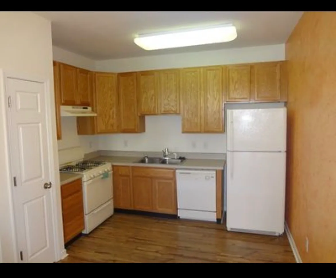 3 bed, 2.5 bath, 1680 sqft, $1,750 — Photo 3