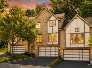 17 Cliffside Circle Dr, Willow Springs, IL 60480