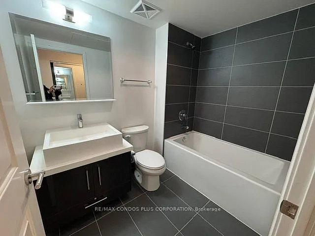 1080 Bay St #409 — Photo 10