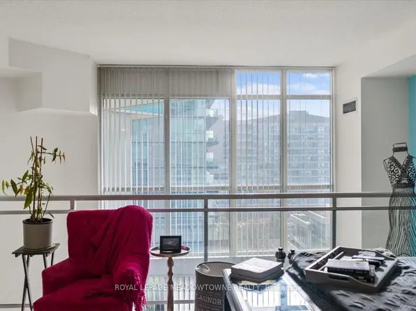 220 Burnhamthorpe Rd W #914, Mississauga, ON L5B 4N4