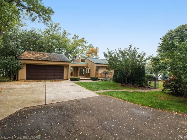 3815 Clintonville Rd, Waterford, MI 48329