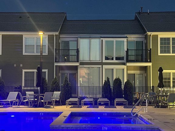 2nd image of 8 Sconset Ct #8