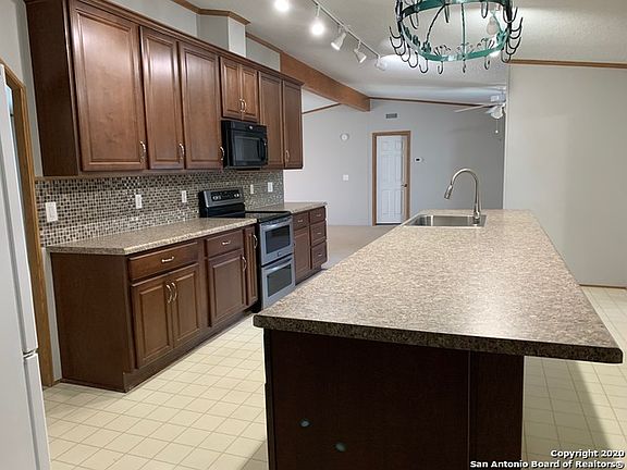 3rd image of 121 Royal Crest Cir