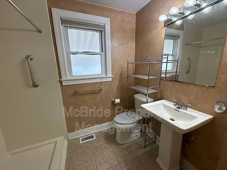 1719 Kissingbower Rd — Photo 8