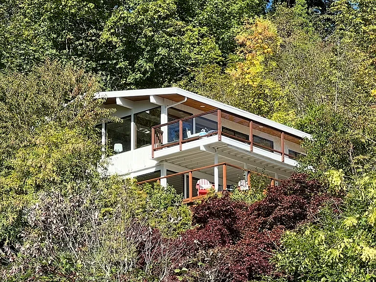 Perched above the lake for the perfect vantage to watch eagles soar.
