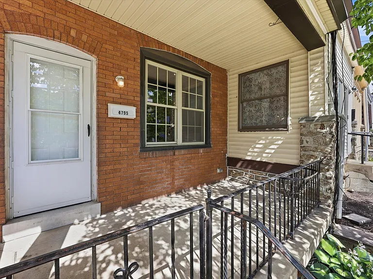 4795 Silverwood St — Photo 2