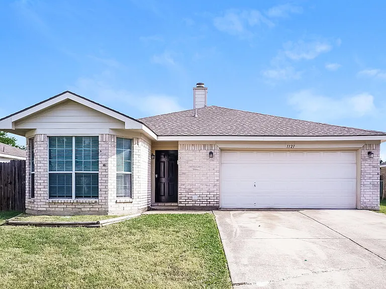 1121 Sandalwood Dr — Photo 1