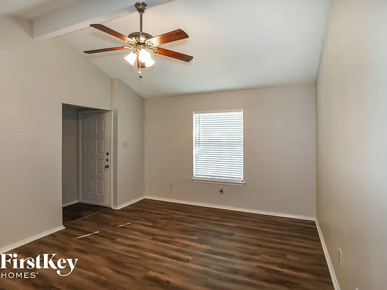 624 S Waxahachie St — Photo 2