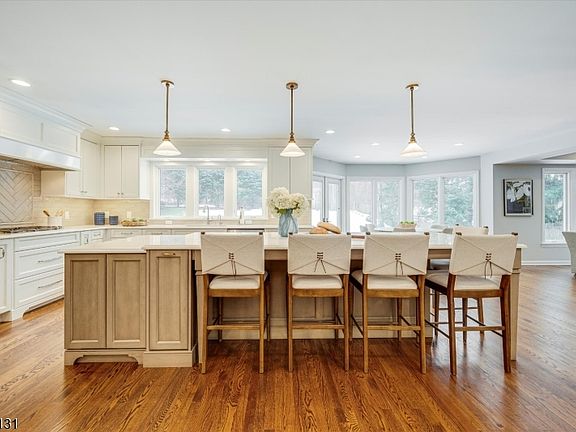 3rd image of 7 Colonial Way