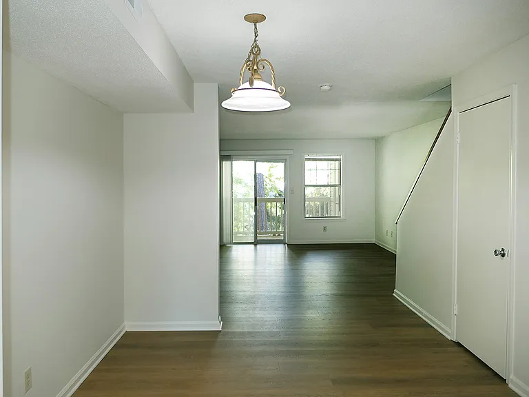 138 Kingsbury Dr — Photo 6