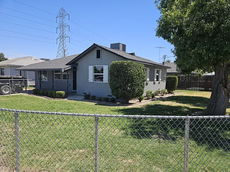 1900 Grand Ave — Photo 1