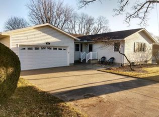907 Sunrise Cir, Muscatine, IA 52761